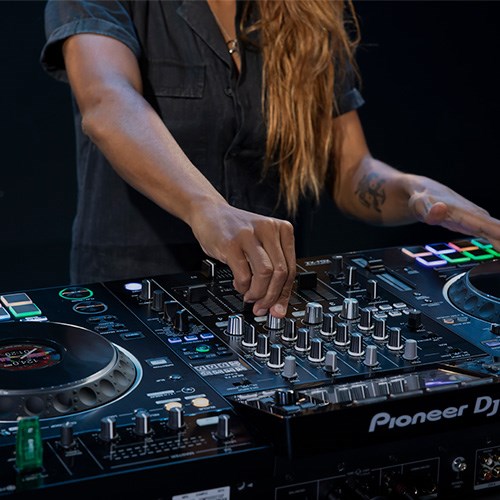 XDJ-XZ DJ controller